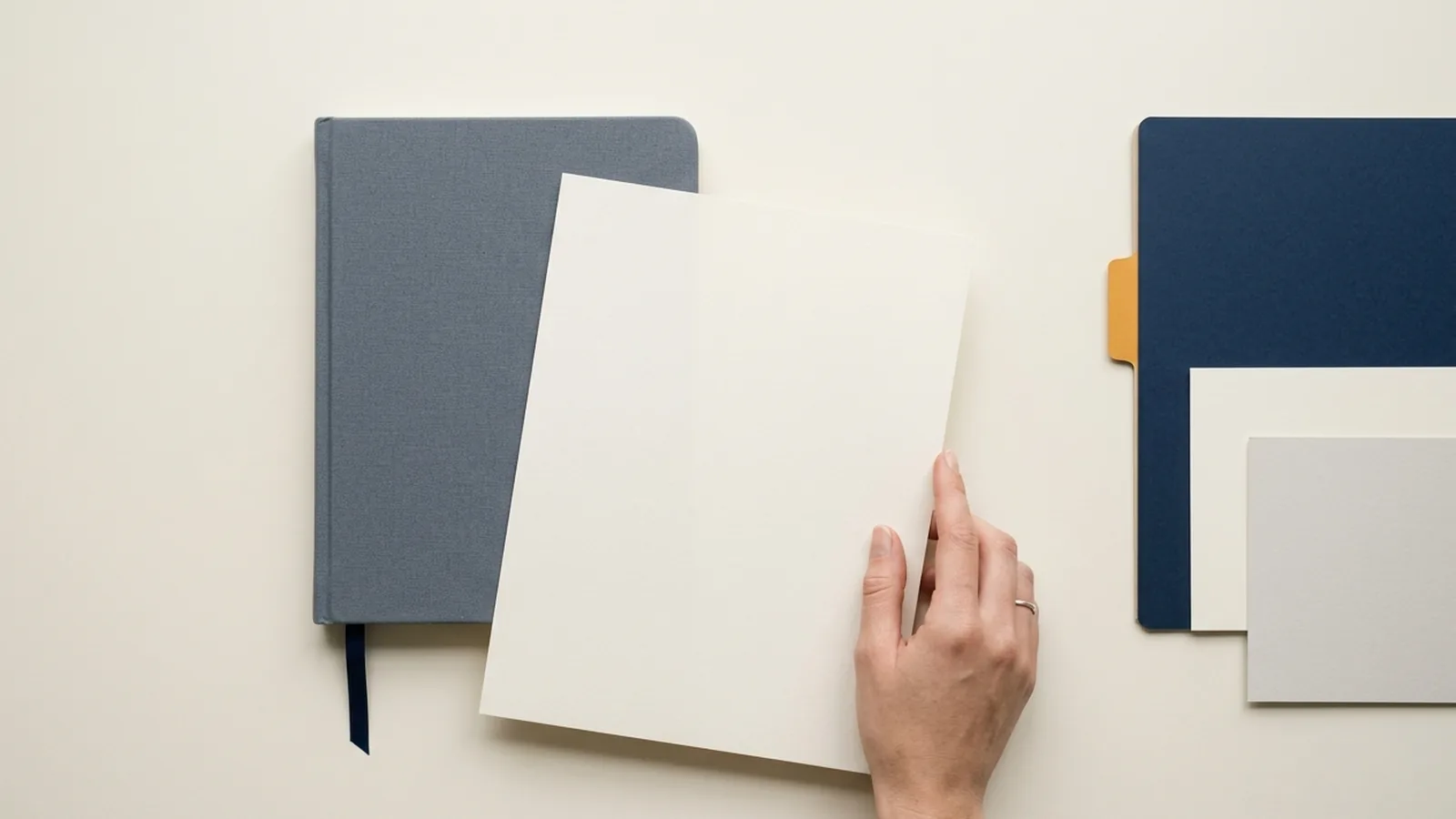 Un dirigeant organise et met en ordre l'information sur un plan de travail épuré.